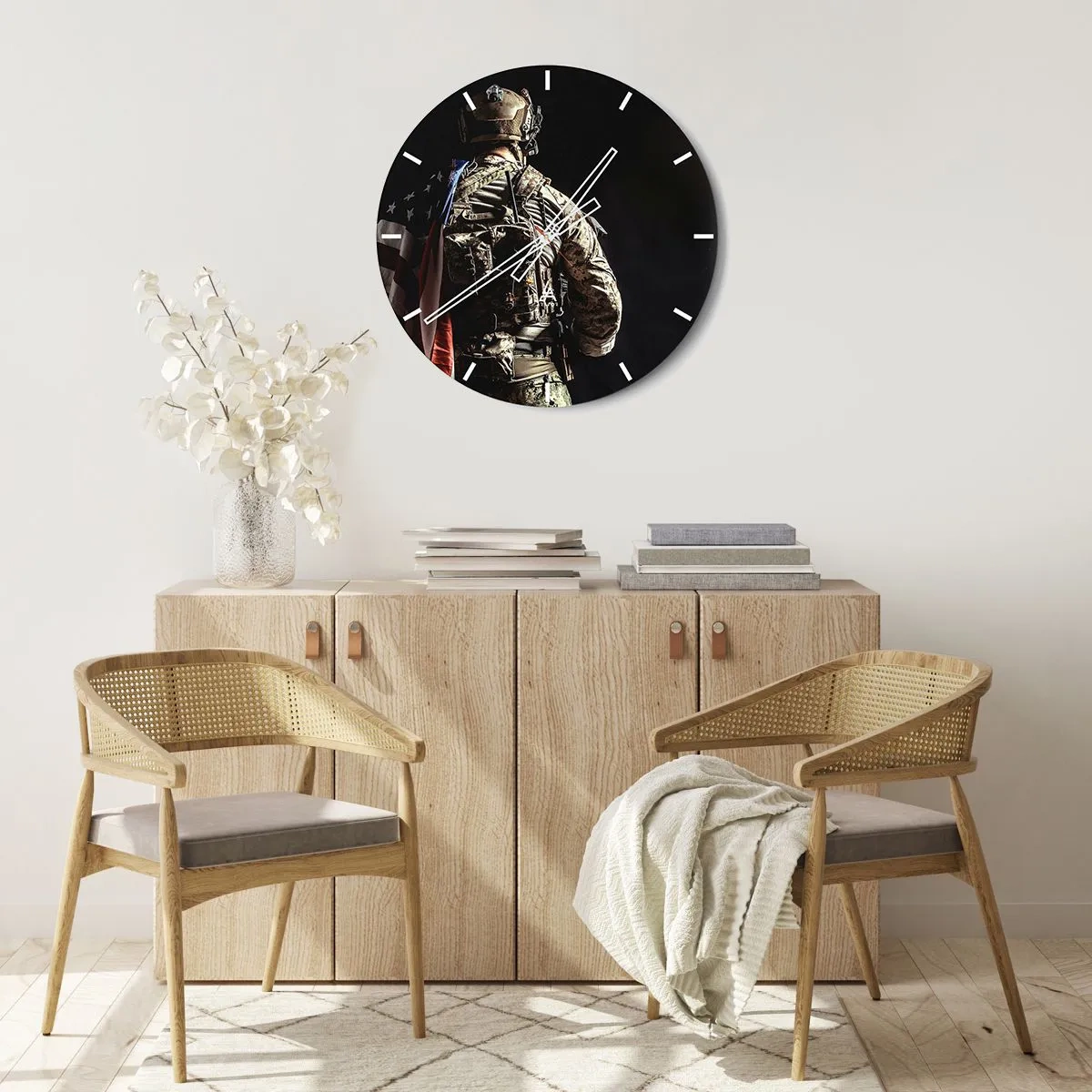 Ceas de perete - Ceas pe sticlă - Un soldat în uniformă cu un rucsac și un steag pe un fundal întunecat - 30x30cm - D-aia - Decorațiune modernă pentru perete pentru living, bucătărie și dormitor ARTTOR