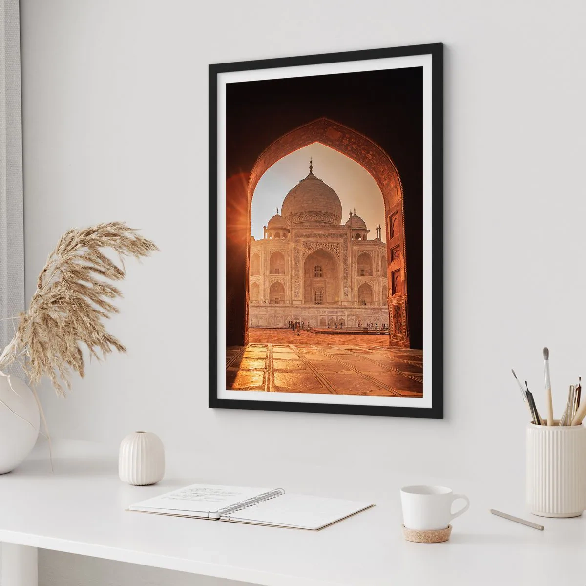 Poster în ramă neagră - Structura monumentală văzută prin arcul ornamentat la apus - 50x70cm - Un monument al iubirii nepământene - Decorațiune modernă pentru perete pentru living și dormitor ARTTOR