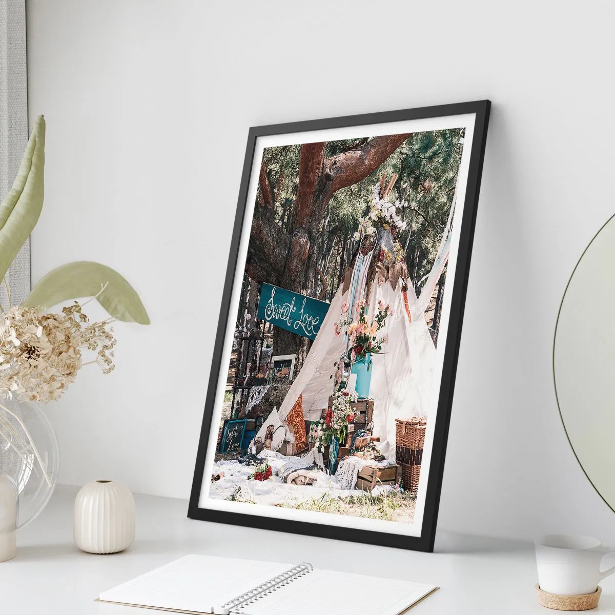 Poster în ramă neagră - O compoziție în stil boho cu un cort, flori și cuvintele „Dragoste dulce” - 50x70cm - Make love… - Decorațiune modernă pentru perete pentru living și dormitor ARTTOR