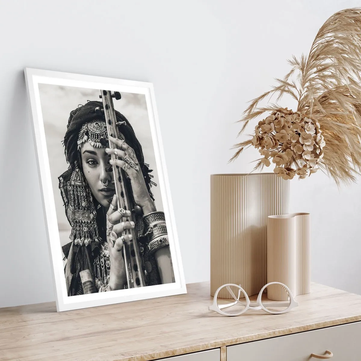 Poster în ramă albă - Muzica orientală în sine - 30x40 cm