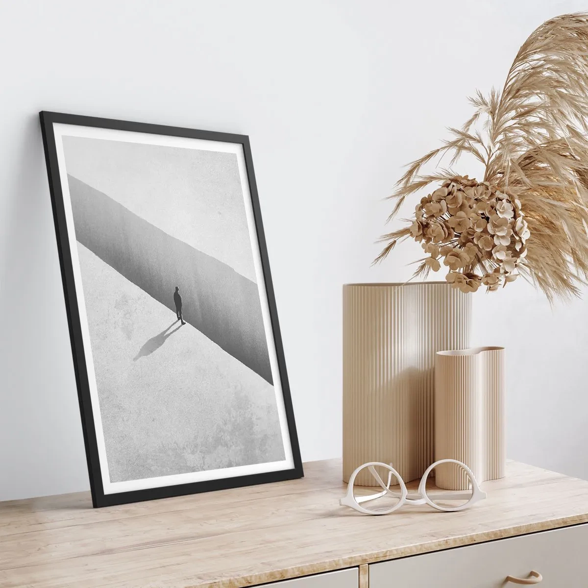 Poster în ramă neagră - O figură stând deasupra unei prăpastii într-un decor monocromatic - 50x70cm - Obiectiv clar - Decorațiune modernă pentru perete pentru living și dormitor ARTTOR