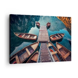 Tablou pe pânză Canvas - Bărci de lemn la un dig pe un lac de munte - 70x50cm - Așteptând în port - Decorațiune modernă pentru perete pentru living și dormitor ARTTOR