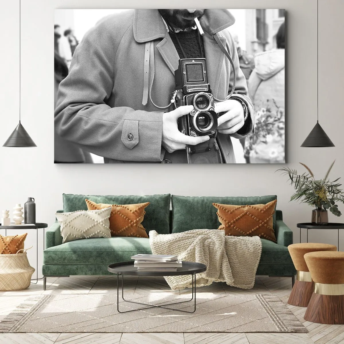 Tablou pe pânză Canvas - Fotografie alb-negru a unui bărbat cu un aparat foto retro - 70x50cm - În stilul retro - Decorațiune modernă pentru perete pentru living și dormitor ARTTOR