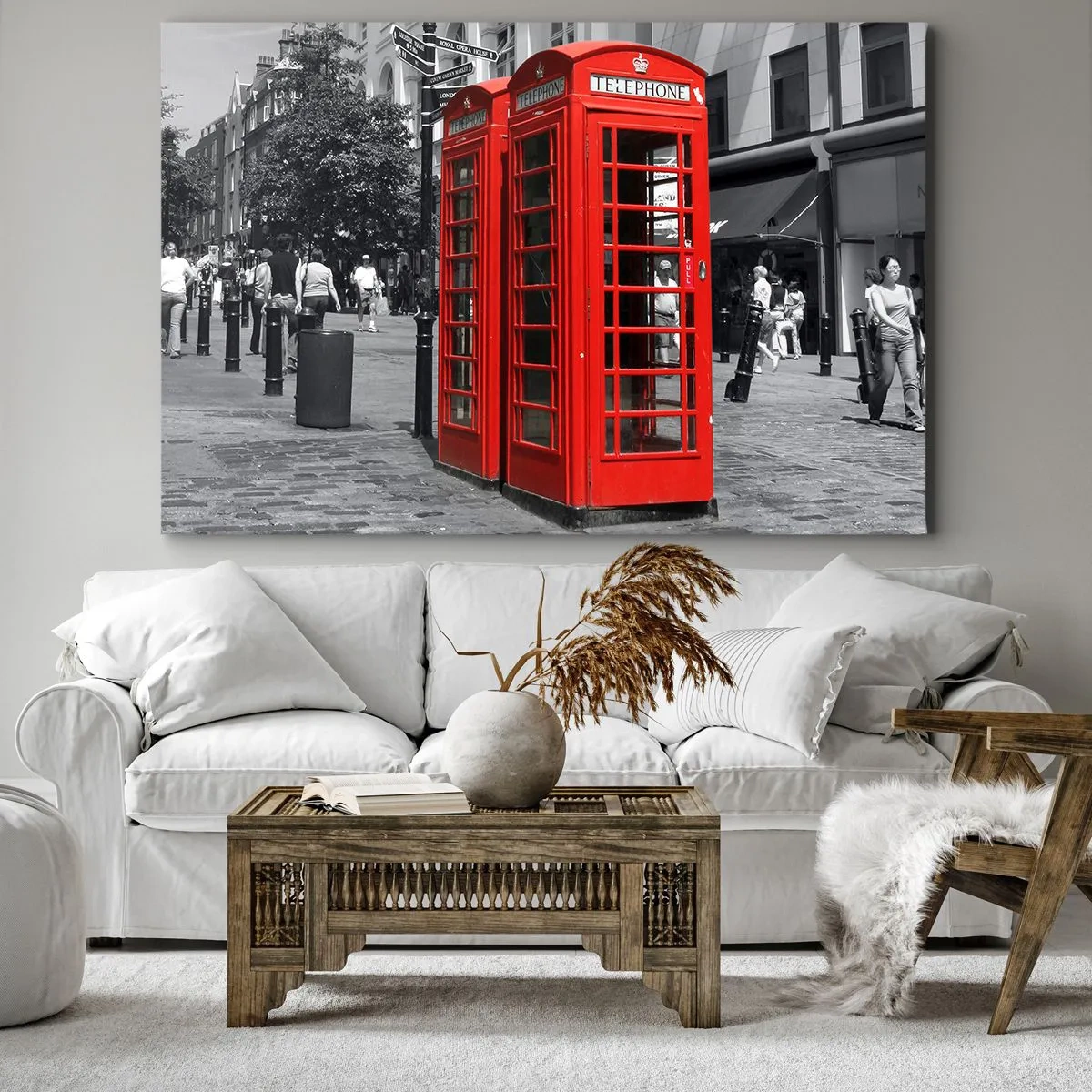 Tablou pe pânză Canvas - Cabine telefonice roșii pe un fundal urban alb-negru. - 70x50cm - Cabine telefonice roșii - Decorațiune modernă pentru perete pentru living și dormitor ARTTOR