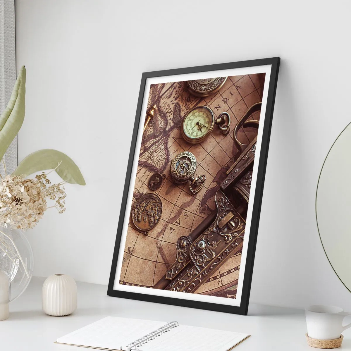 Poster în ramă neagră - O busolă, o hartă și obiecte de modă veche care simbolizează aventura - 50x70cm - Sugestii de aventură - Decorațiune modernă pentru perete pentru living și dormitor ARTTOR