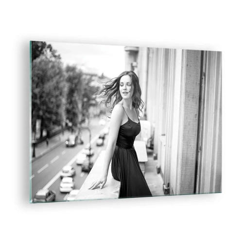 Tablou pe sticlă - O femeie într-o rochie neagră pe un balcon în stil parizian - 70x50cm - Cu siguranță e o fată pariziană - Decorațiune modernă pentru perete pentru living și dormitor ARTTOR