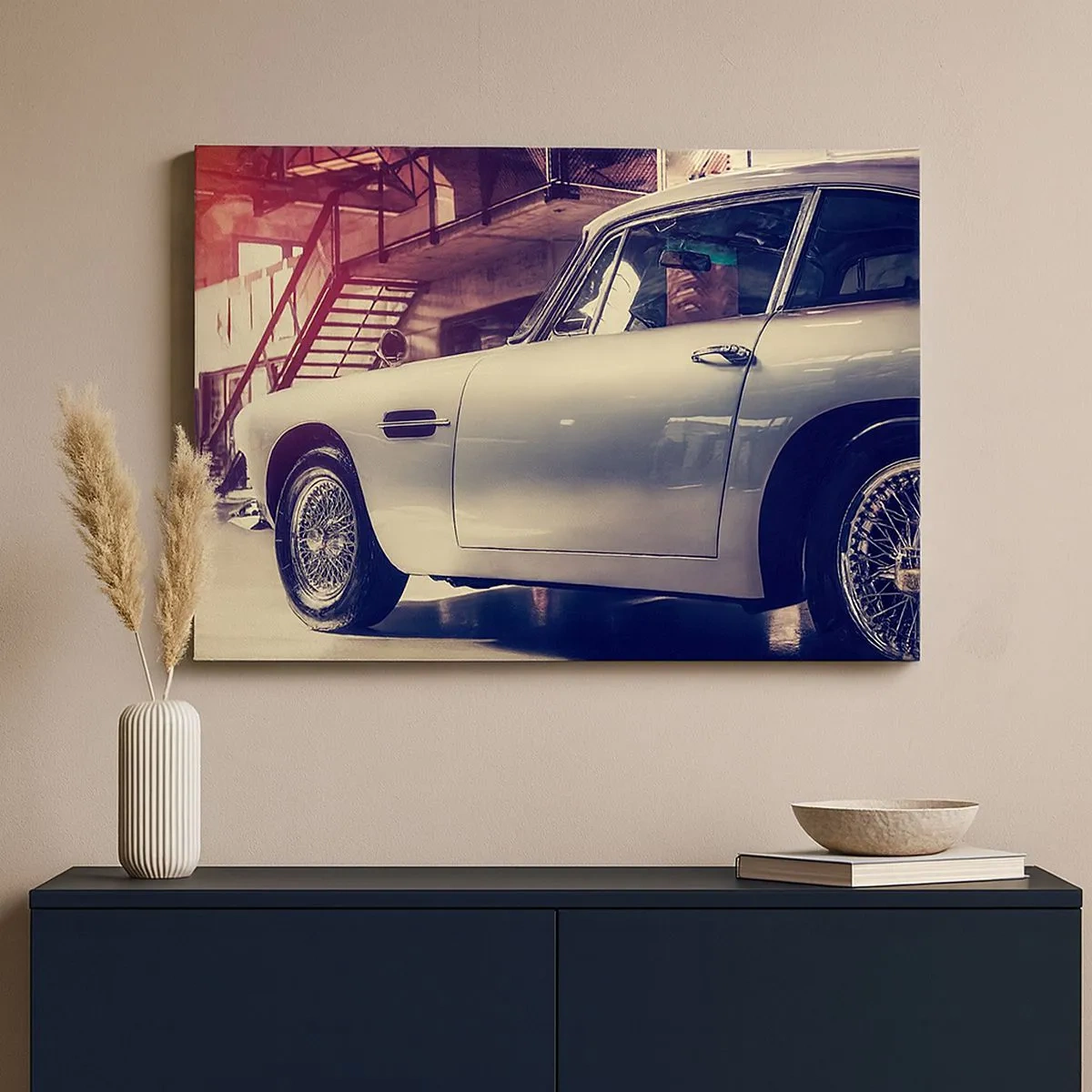 Tablou pe pânză Canvas - O mașină clasică într-un garaj elegant, cu interior industrial - 70x50cm - Clasicii nu îmbătrânesc - Decorațiune modernă pentru perete pentru living și dormitor ARTTOR