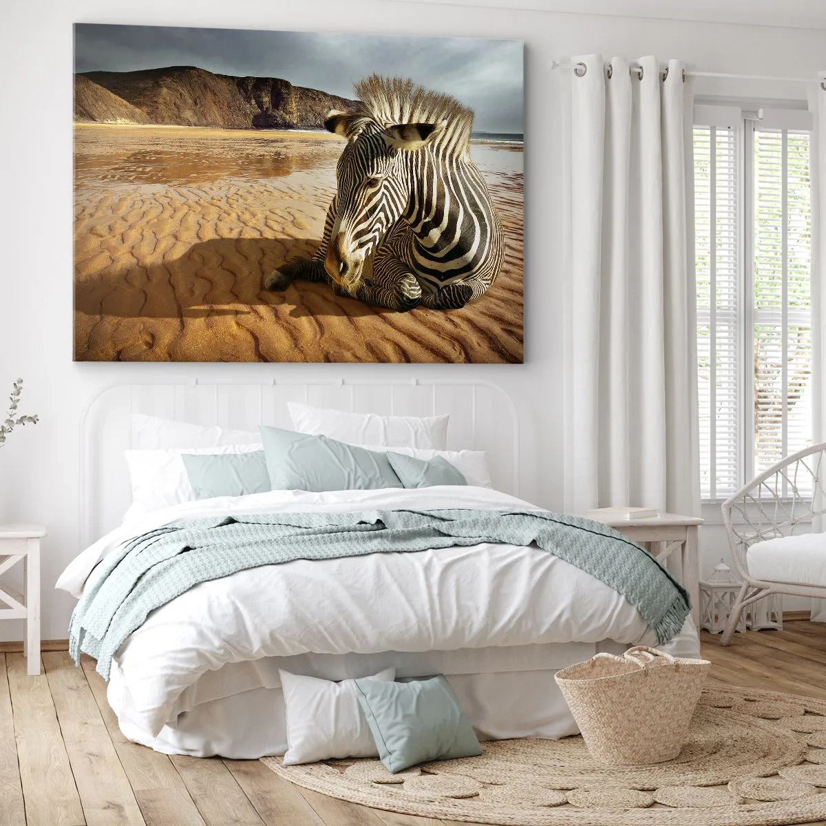 Tablou pe pânză Canvas - O zebră se odihnește pe o plajă nisipoasă cu stânci în fundal. - 70x50cm - Ne potrivim împreună - Decorațiune modernă pentru perete pentru living și dormitor ARTTOR