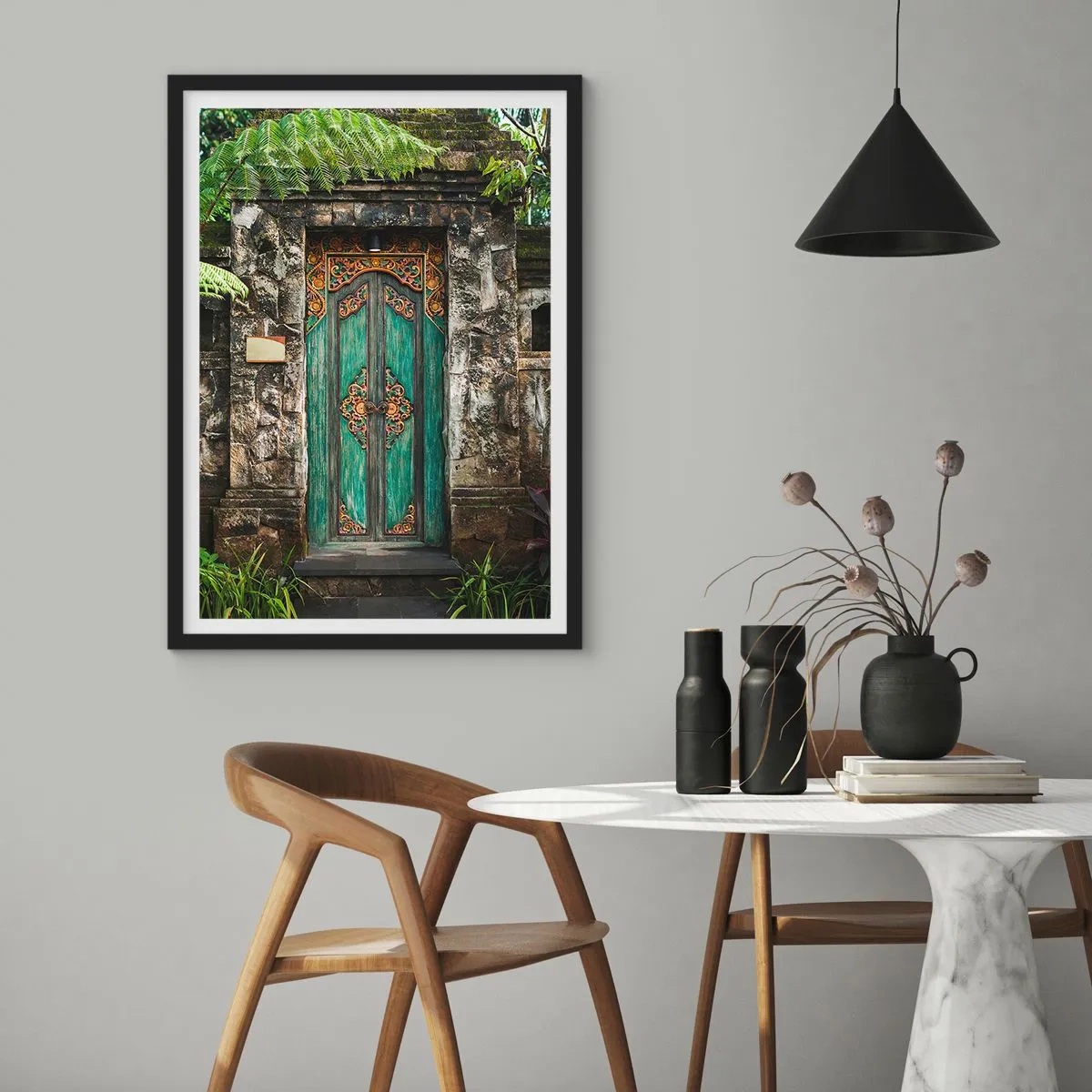 Poster în ramă neagră - Ușă rustică cu ornamente orientale în verde - 50x70cm - O ușă către o lume exotică - Decorațiune modernă pentru perete pentru living și dormitor ARTTOR