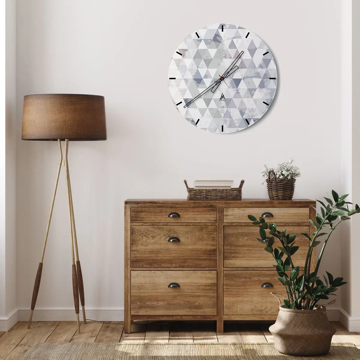 Ceas de perete - Ceas pe sticlă - Model geometric cu triunghiuri gri într-un stil modern - 30x30cm - În ritm de trei - Decorațiune modernă pentru perete pentru living, bucătărie și dormitor ARTTOR