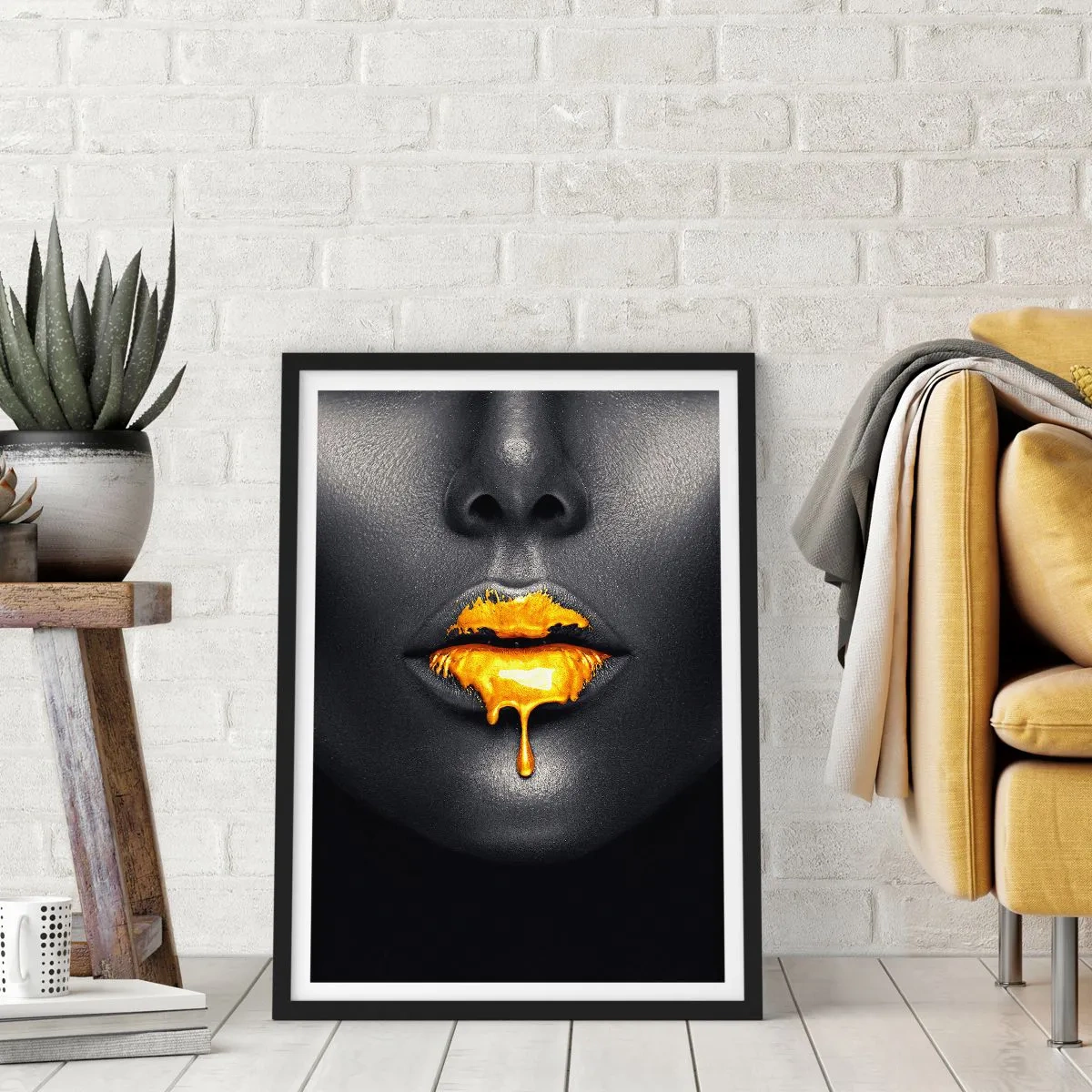 Poster în ramă neagră - Fața unei femei de culoare cu vopsea portocalie pe buze - 50x70cm - Buzele de aur - Decorațiune modernă pentru perete pentru living și dormitor ARTTOR