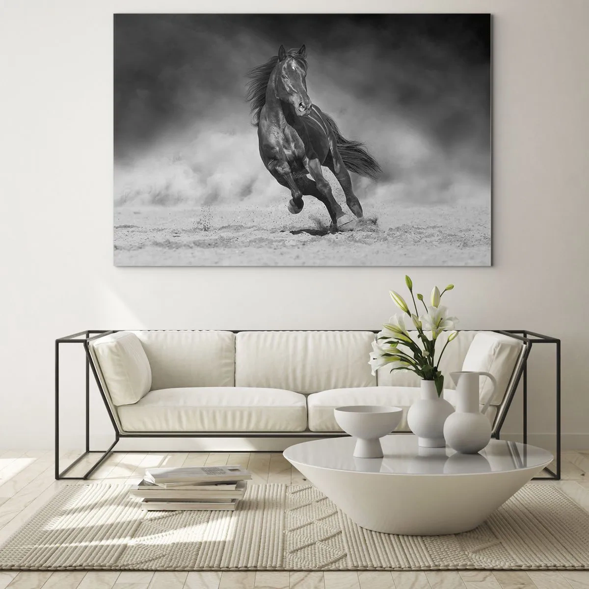 Tablou pe sticlă - Un cal negru galopând pe nisip, în alb și negru. - 70x50cm - Dorința emirului - Decorațiune modernă pentru perete pentru living și dormitor ARTTOR