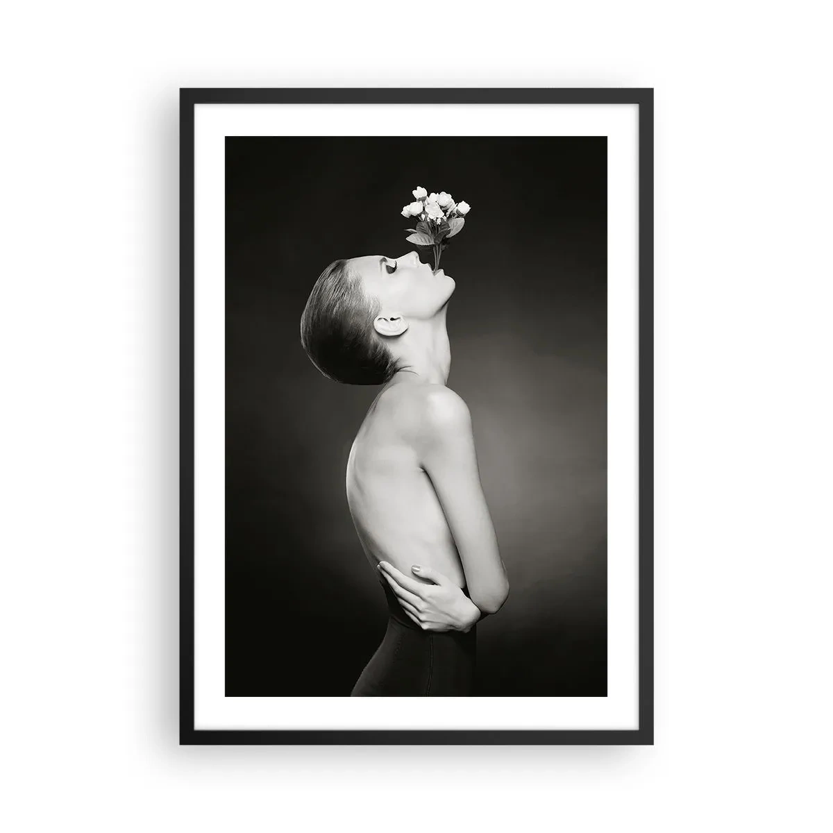 Poster în ramă neagră - Portret alb-negru al unei femei cu flori - 50x70cm - Eleganță excentrică - Decorațiune modernă pentru perete pentru living și dormitor ARTTOR