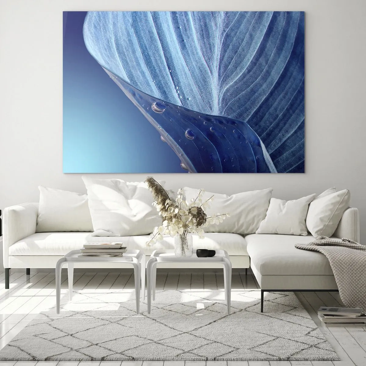 Tablou pe sticlă - O frunză în nuanțe de albastru cu picături de apă pe un fundal gradient. - 70x50cm - Picături ascunse de albastru - Decorațiune modernă pentru perete pentru living și dormitor ARTTOR