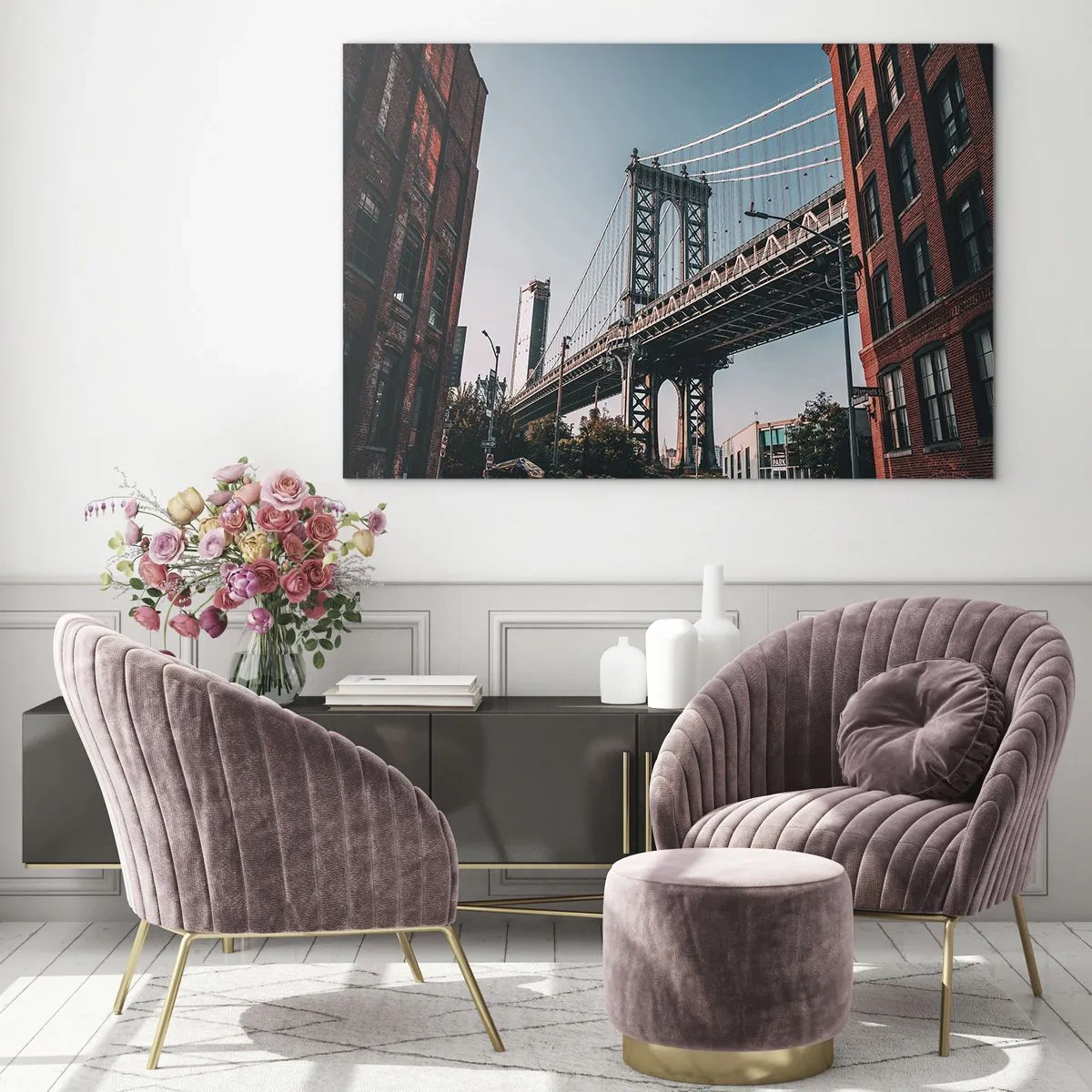 Tablou pe sticlă - Un pod suspendat între clădiri din cărămidă într-un cadru urban - 70x50cm - În valurile orașului - Decorațiune modernă pentru perete pentru living și dormitor ARTTOR