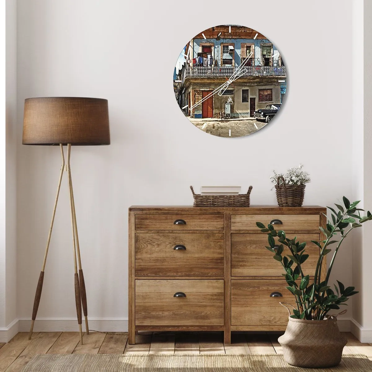 Ceas de perete - Ceas pe sticlă - Fațada colorată a unei clădiri vechi, cu balcon și spălătorie - 30x30cm - Sentimente cubaneze - Decorațiune modernă pentru perete pentru living, bucătărie și dormitor ARTTOR