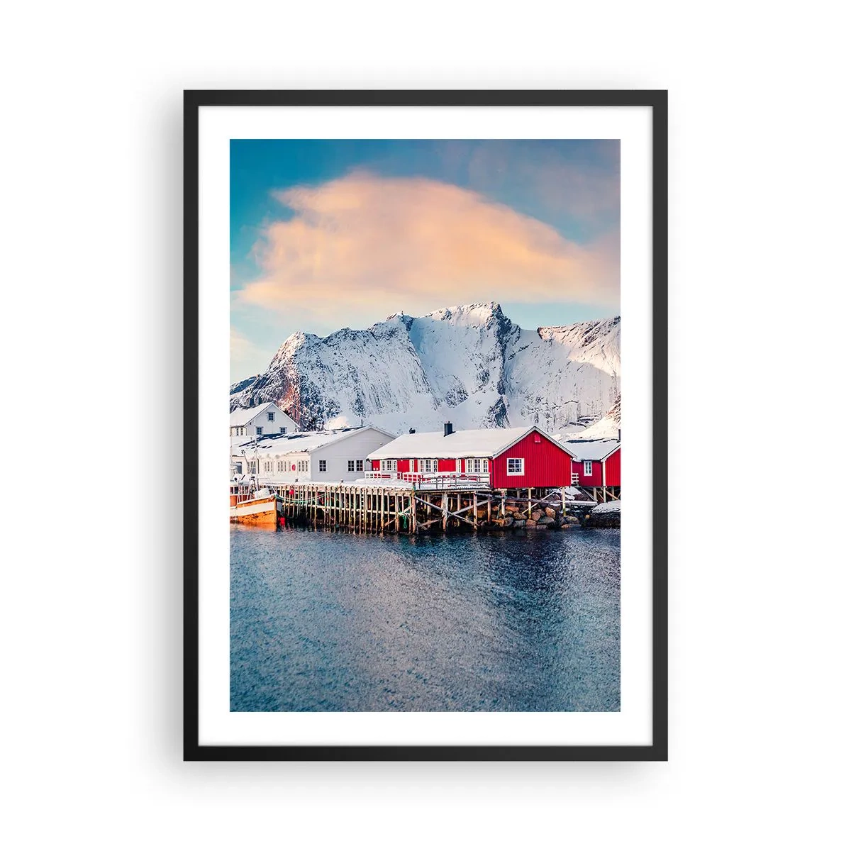 Poster în ramă neagră - Case scandinave pe fundalul munților acoperiți de zăpadă și al apelor calme - 50x70cm - Retragerea nordică - Decorațiune modernă pentru perete pentru living și dormitor ARTTOR