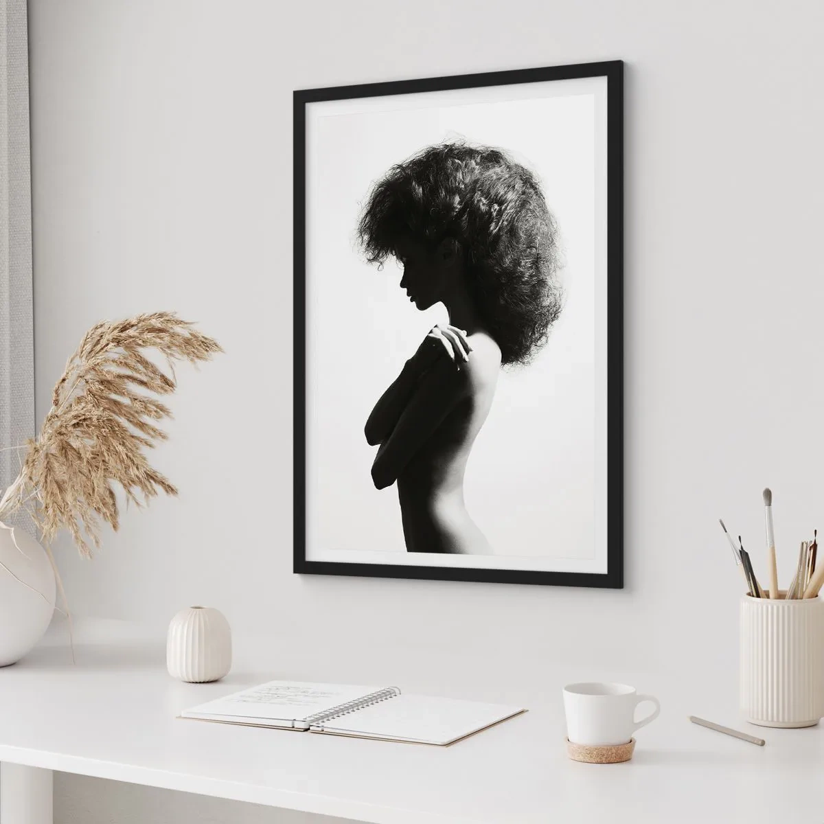 Poster în ramă neagră - Profilul unei femei într-o elegantă fotografie alb-negru - 50x70cm - Ca o floare pe o tulpină subțire - Decorațiune modernă pentru perete pentru living și dormitor ARTTOR