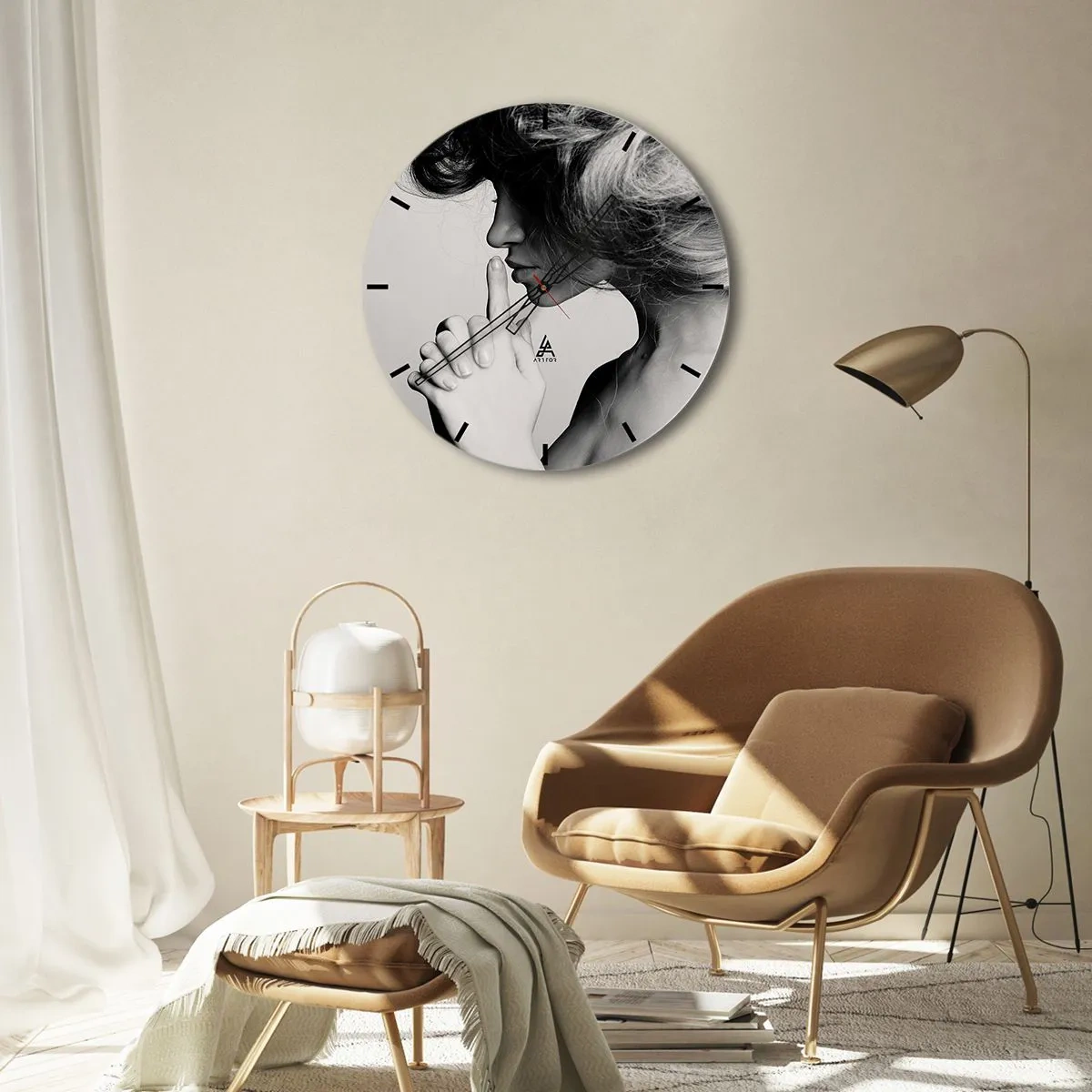 Ceas de perete - Ceas pe sticlă - Fotografie alb-negru a unei femei cu degetul la buze - 30x30cm - Ascultă-te pe tine însuți - Decorațiune modernă pentru perete pentru living, bucătărie și dormitor ARTTOR