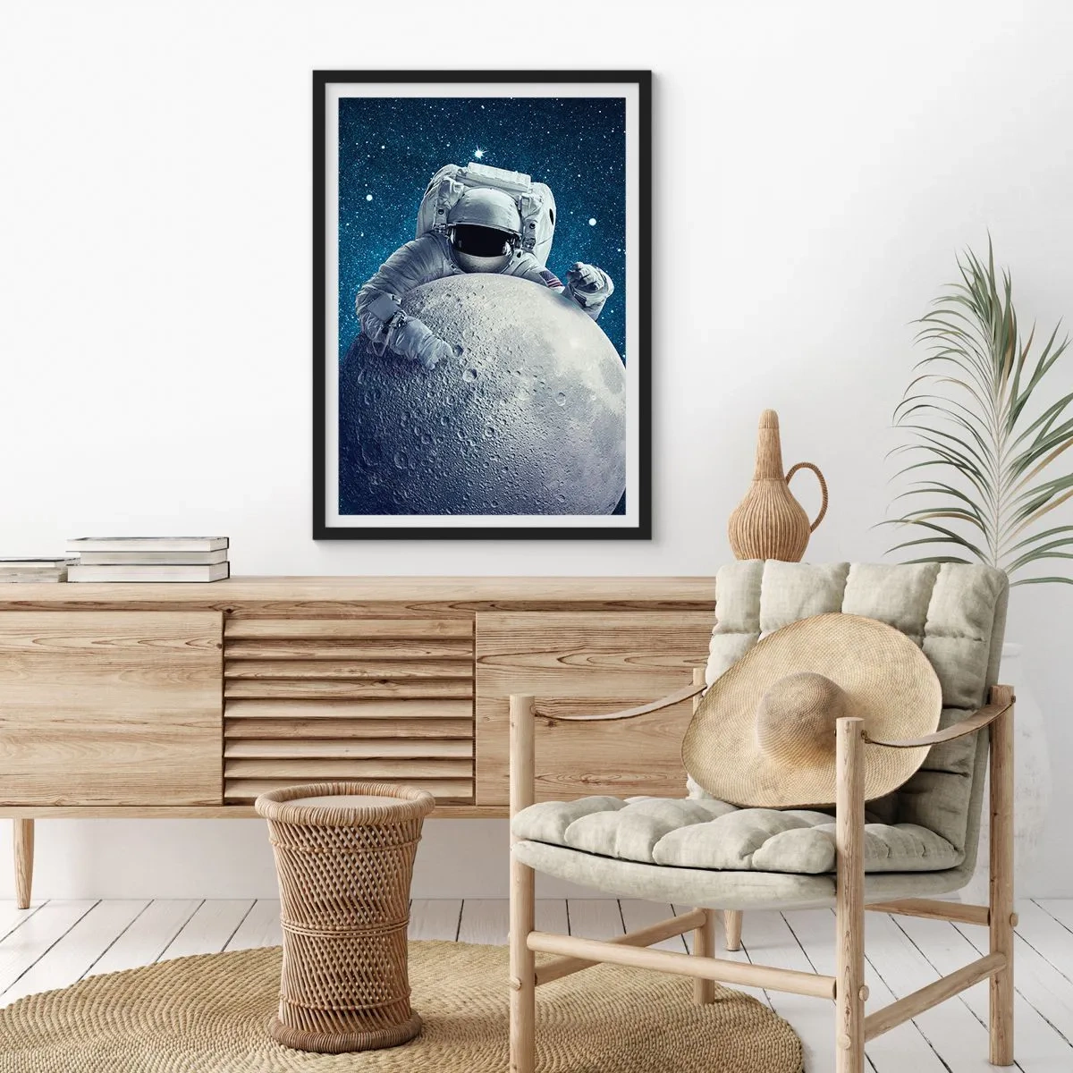 Poster în ramă neagră - Un astronaut ține o bucată de lună pe un cer înstelat. - 50x70cm - Glumeț spațial - Decorațiune modernă pentru perete pentru living și dormitor ARTTOR