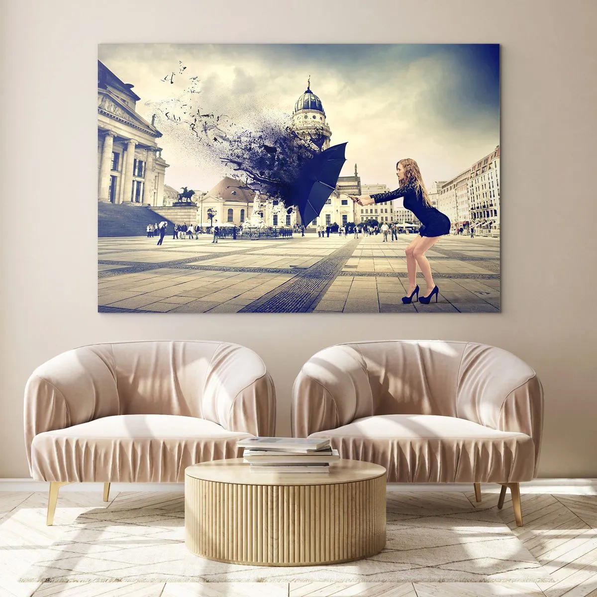 Tablou pe sticlă - O femeie cu o umbrelă pe fundalul unei piețe urbane, într-o compoziție artistică - 70x50cm - Există un astfel de vânt... - Decorațiune modernă pentru perete pentru living și dormitor ARTTOR