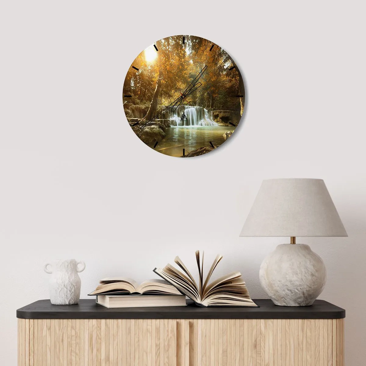 Ceas de perete - Ceas pe sticlă - O cascadă pitorească înconjurată de copaci de toamnă - 30x30cm - Cascadă în parc - Decorațiune modernă pentru perete pentru living, bucătărie și dormitor ARTTOR