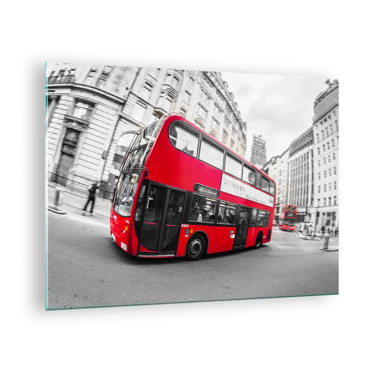 Tablou pe sticlă - Un autobuz roșu în mișcare pe fundalul străzilor din Londra - 70x50cm - Londra în mod tradițional - by bus - Decorațiune modernă pentru perete pentru living și dormitor ARTTOR