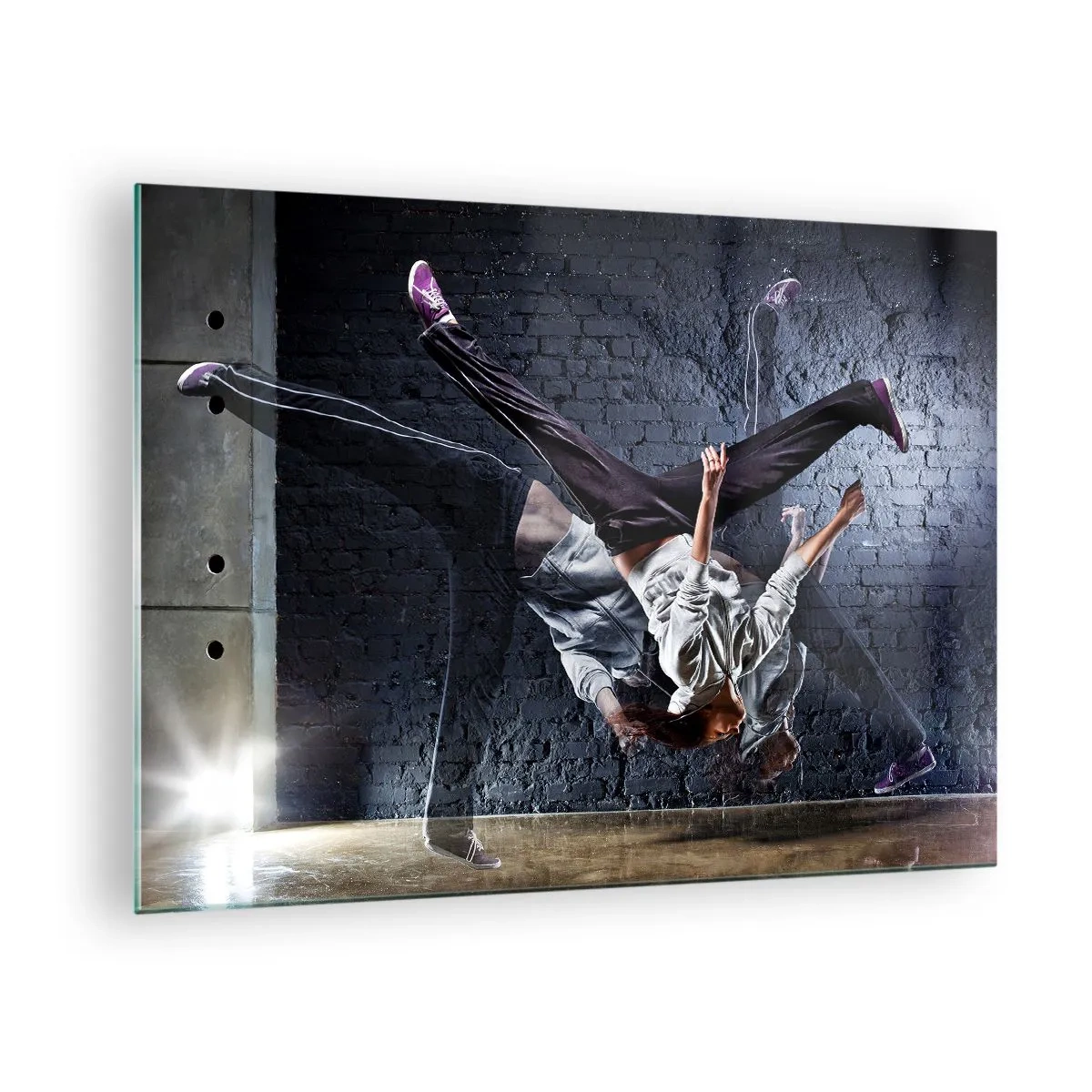Tablou pe sticlă - Dans dinamic pe fundalul unui perete industrial - 70x50cm - Steaua străzii - Decorațiune modernă pentru perete pentru living și dormitor ARTTOR