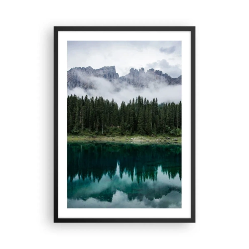 Poster în ramă neagră - O pădure verde lângă un lac cu munți în fundal, înconjurată de ceață - 50x70cm - Liniște, liniște, să nu trezim apa care doarme... - Decorațiune modernă pentru perete pentru living și dormitor ARTTOR