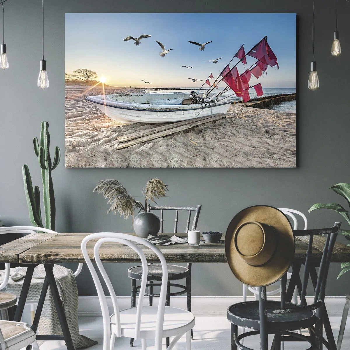 Tablou pe pânză Canvas - O barcă pe plajă în zori cu pescăruși și steaguri roșii - 70x50cm - O odihnă binemeritată - Decorațiune modernă pentru perete pentru living și dormitor ARTTOR