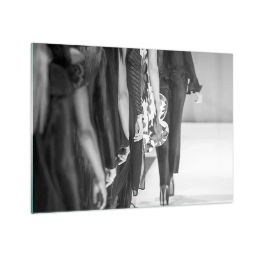 Tablou pe sticlă - O scenă alb-negru dintr-o prezentare de modă cu modele pe podium. - 70x50cm - Paradă elegantă - Decorațiune modernă pentru perete pentru living și dormitor ARTTOR