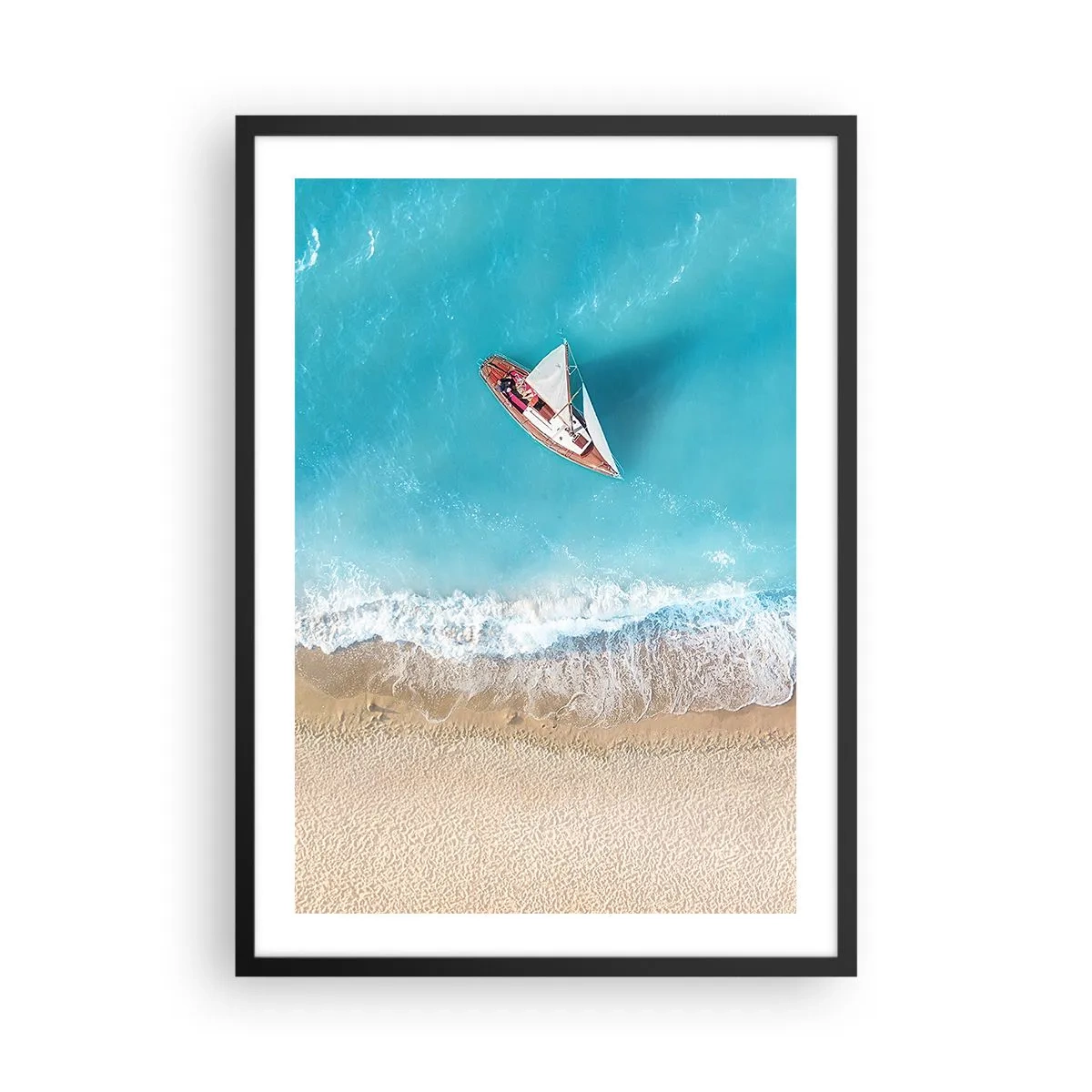 Poster în ramă neagră - Un iaht pe malul mării albastre de pe coastă - 50x70cm - La frontieră dintre albastru și auriu - Decorațiune modernă pentru perete pentru living și dormitor ARTTOR