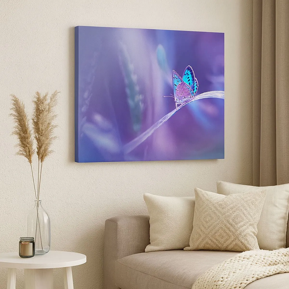 Tablou pe pânză Canvas - Un fluture albastru delicat pe o tulpină în lumină violetă - 70x50cm - O bijuterie a naturii - Decorațiune modernă pentru perete pentru living și dormitor ARTTOR