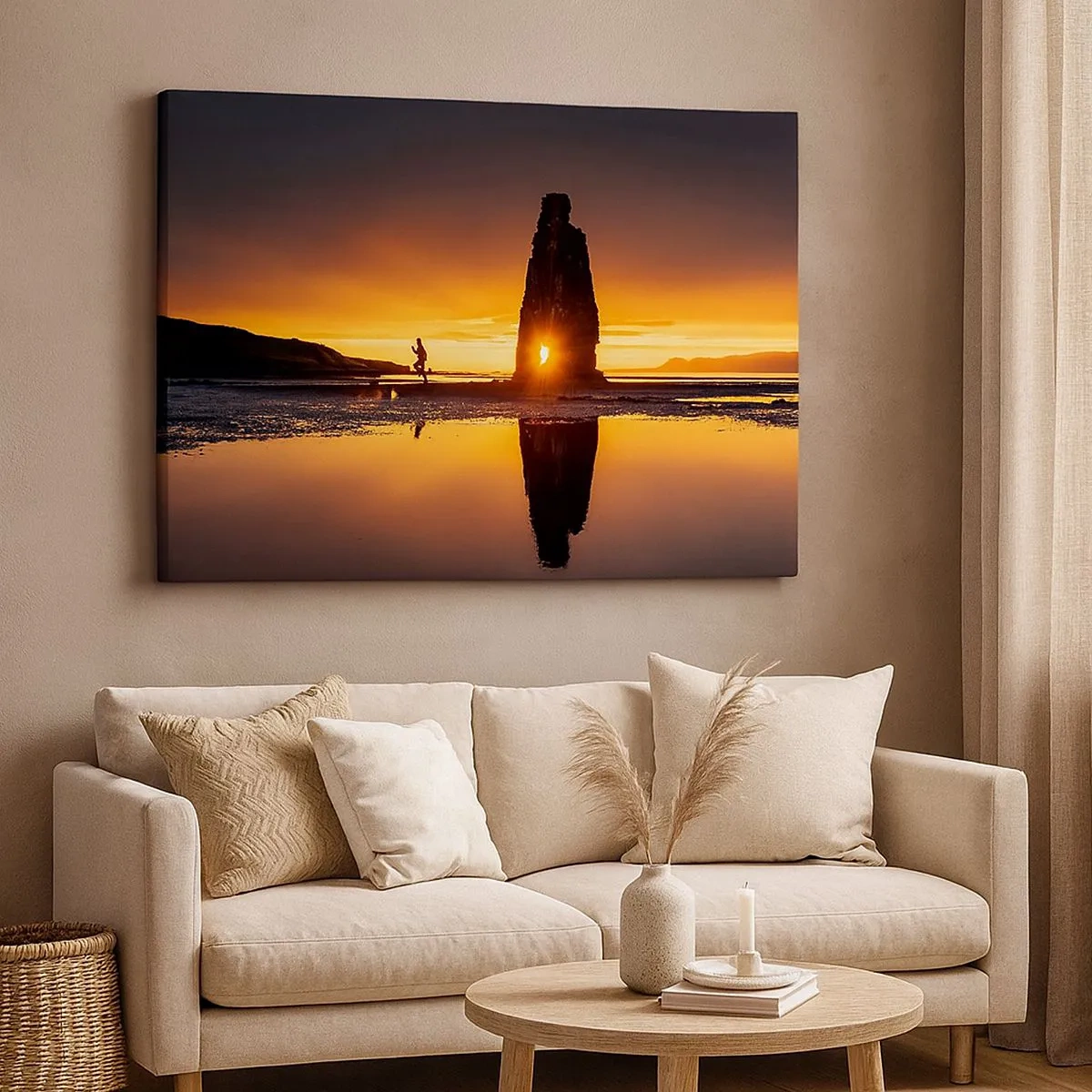 Tablou pe pânză Canvas - Persoană alergând pe plajă la apus cu formațiune stâncoasă - 70x50cm - Doar tu și natura - Decorațiune modernă pentru perete pentru living și dormitor ARTTOR