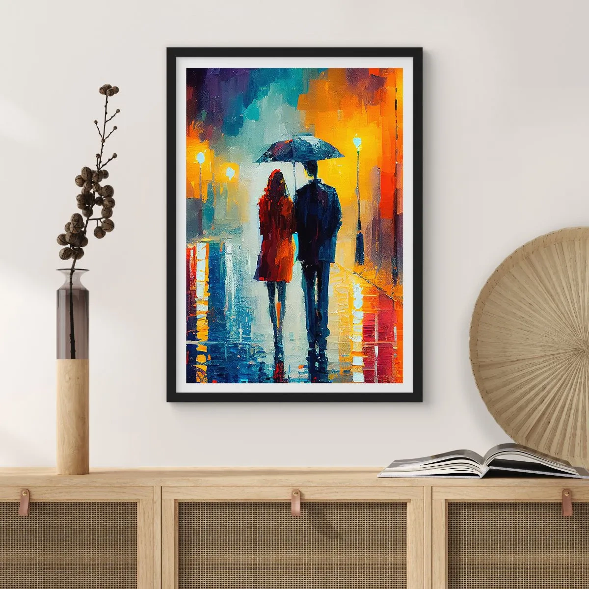Poster în ramă neagră - Un cuplu cu o umbrelă în ploaie, mergând pe o stradă a orașului. - 50x70cm - Împreună - o noapte plină de culoare - Decorațiune modernă pentru perete pentru living și dormitor ARTTOR