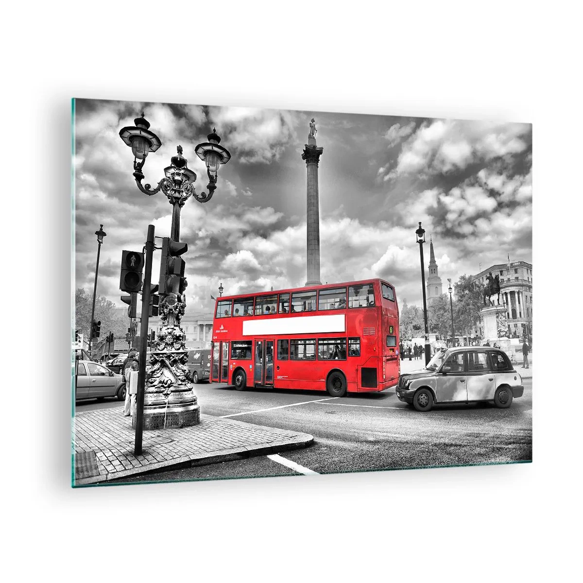 Tablou pe sticlă - Un autobuz roșu pe fundalul unui peisaj urban alb-negru - 70x50cm - Adevărata forță vitală a orașului - Decorațiune modernă pentru perete pentru living și dormitor ARTTOR