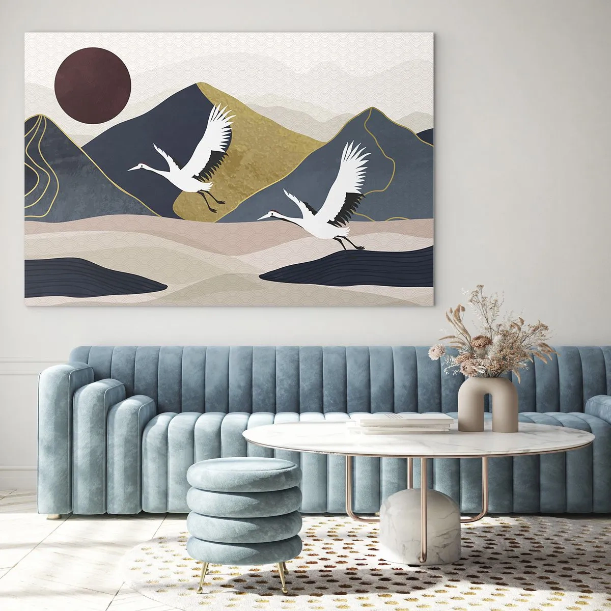 Tablou pe sticlă - Două cocori zboară peste un peisaj deluros cu un soare roșu. - 70x50cm - Și ziua a zburat din nou - Decorațiune modernă pentru perete pentru living și dormitor ARTTOR