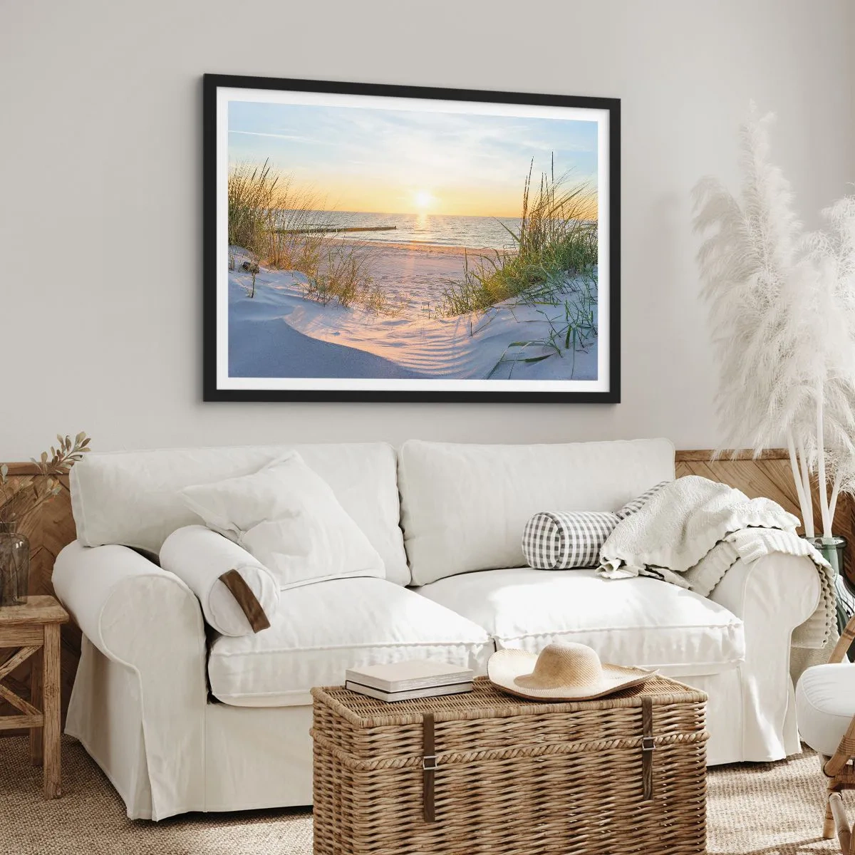 Poster în ramă neagră - Zumzet de mare, o plajă sălbatică printre ierburi... - 70x50 cm