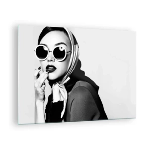 Tablou pe sticlă - Femeie elegantă cu ochelari și o eșarfă alb-negru - 70x50cm - Salutări din anii `60. - Decorațiune modernă pentru perete pentru living și dormitor ARTTOR