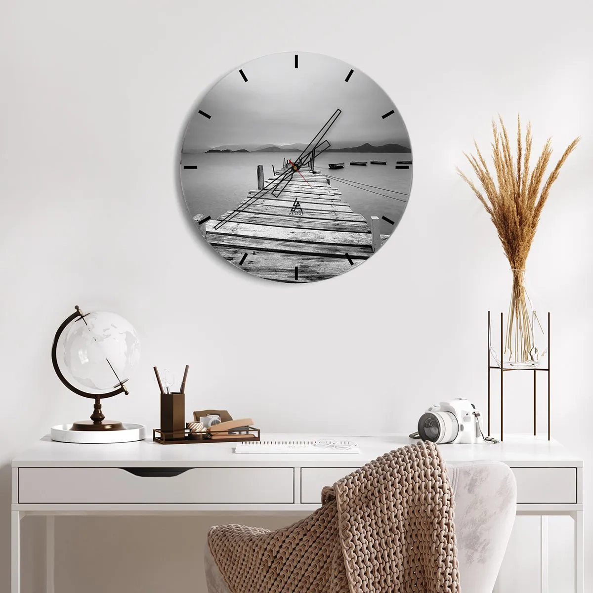 Ceas de perete - Ceas pe sticlă - Un debarcader din lemn peste un lac liniștit, cu munți în fundal - 30x30cm - Dincolo de munți, dincolo de mări - Decorațiune modernă pentru perete pentru living, bucătărie și dormitor ARTTOR