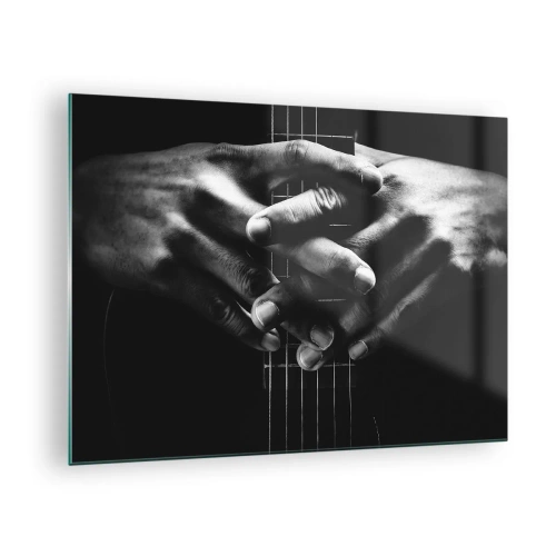 Tablou pe sticlă - Mâini împreunate sprijinite pe gâtul chitarei în alb și negru - 70x50cm - Rugăciunea artistului - Decorațiune modernă pentru perete pentru living și dormitor ARTTOR