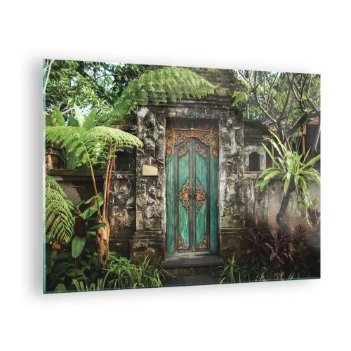 Tablou pe sticlă - Ușă turcoaz ornamentată într-un zid de piatră înconjurat de vegetație tropicală - 70x50cm - O ușă către o lume exotică - Decorațiune modernă pentru perete pentru living și dormitor ARTTOR