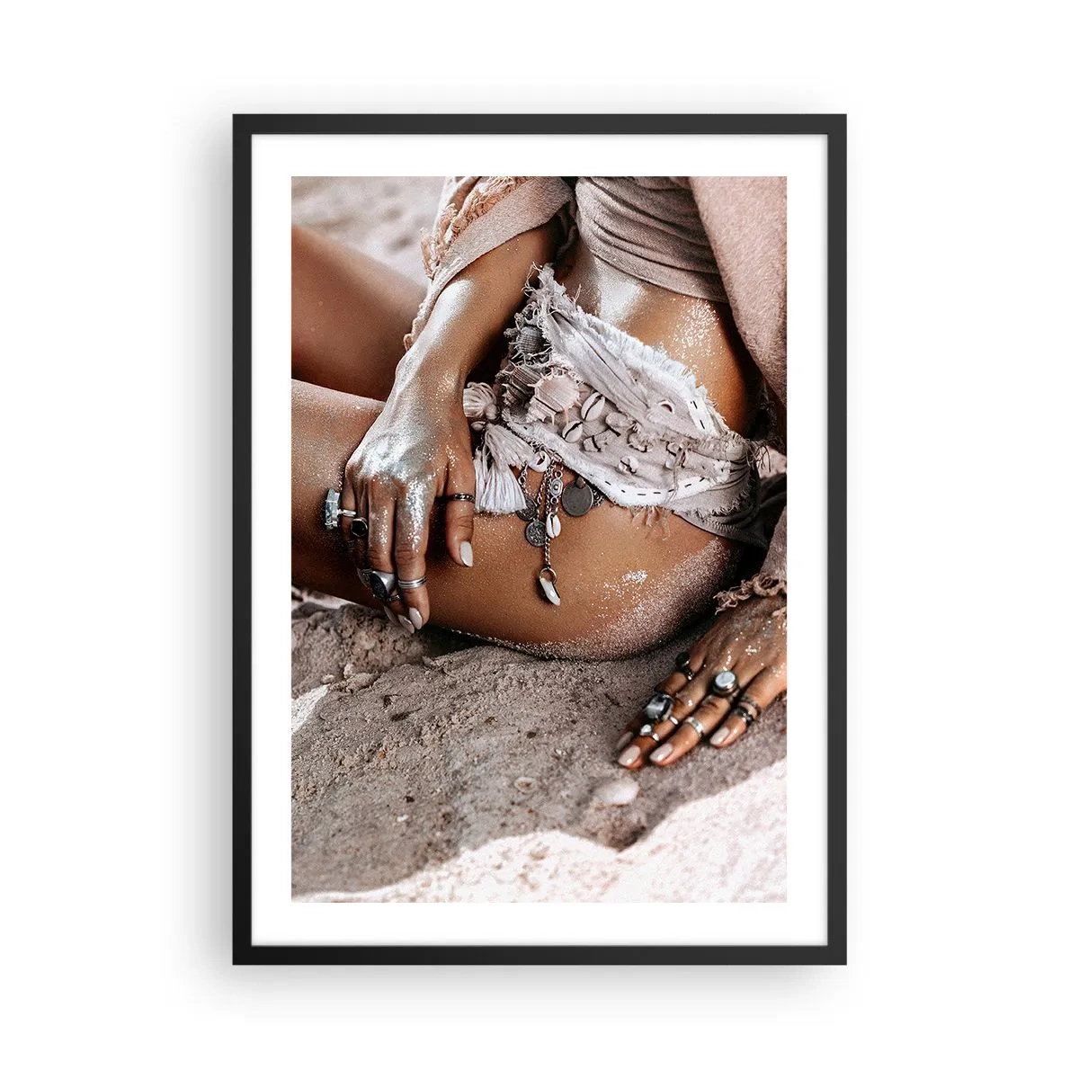 Poster în ramă neagră - Femeie în stil boho pe o plajă cu nisip, decorațiuni cu scoici - 50x70cm - Aruncată de valuri? - Decorațiune modernă pentru perete pentru living și dormitor ARTTOR