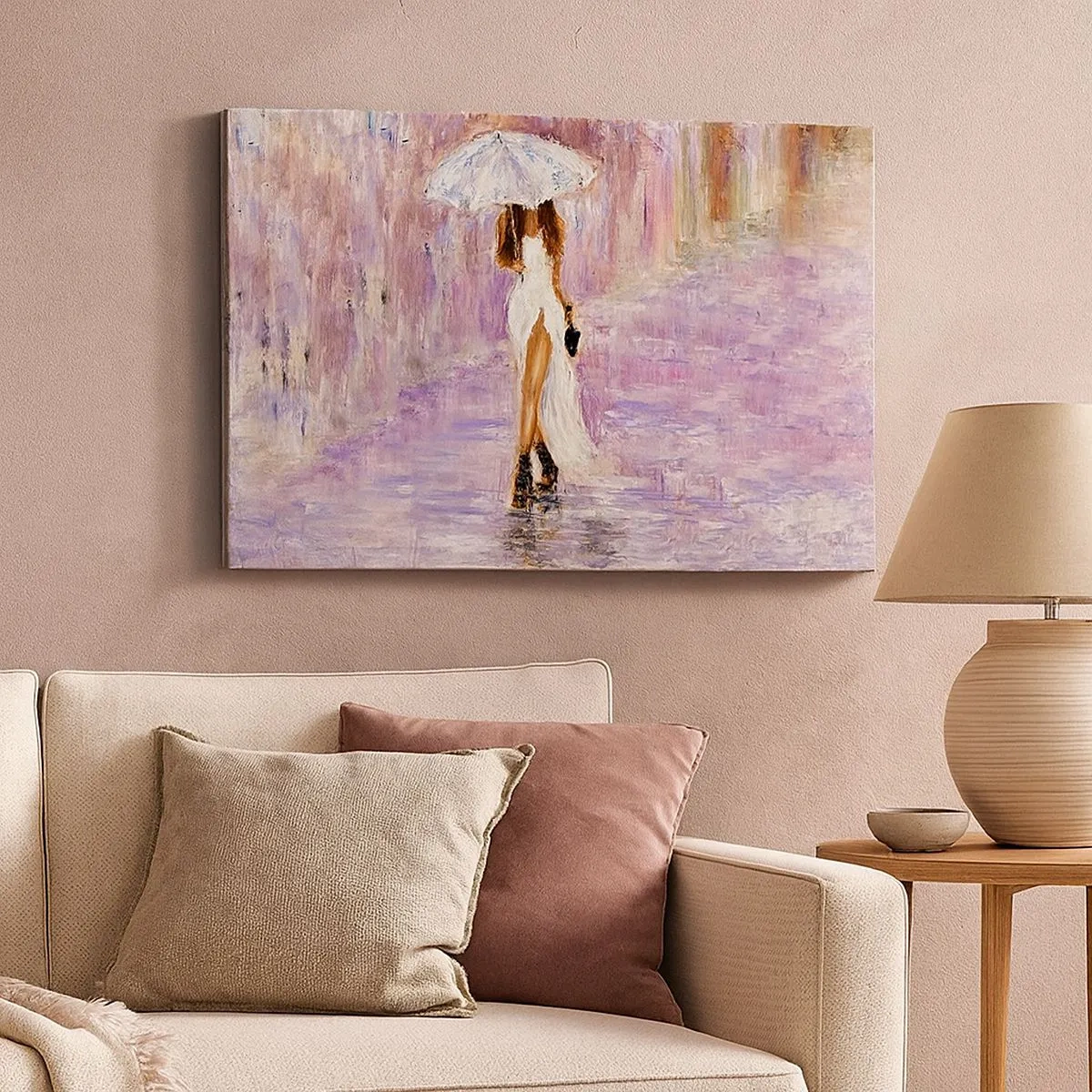 Tablou pe pânză Canvas - femeie cu o umbrelă mergând prin ploaie în tonuri de liliac - 70x50cm - În ploaia de liliac - Decorațiune modernă pentru perete pentru living și dormitor ARTTOR