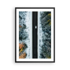 Poster în ramă neagră - vedere de sus a unei păduri de iarnă cu un drum și o singură mașină - 50x70cm - Prin pădurea de iarnă - Decorațiune modernă pentru perete pentru living și dormitor ARTTOR