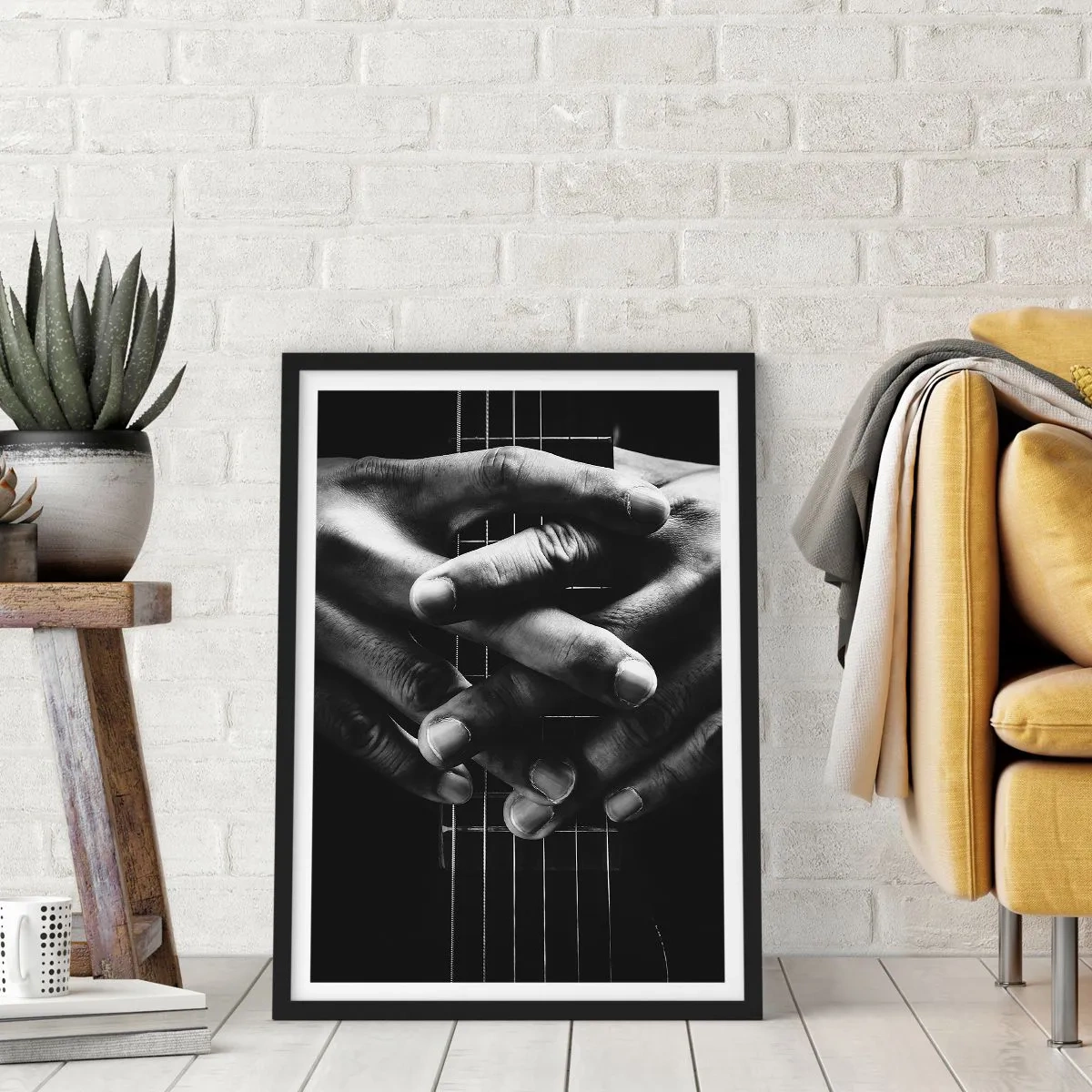Poster în ramă neagră - Mâini împreunate pe corzile unei chitare în alb și negru - 50x70cm - Rugăciunea artistului - Decorațiune modernă pentru perete pentru living și dormitor ARTTOR