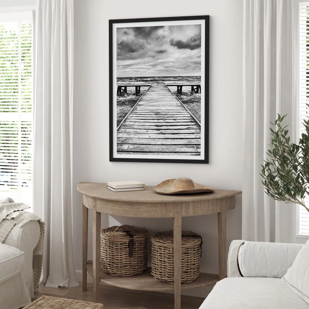 Poster în ramă neagră - Un dig din lemn alb-negru peste o mare furtunoasă - 50x70cm - Aștept ca vântul să fugărească... - Decorațiune modernă pentru perete pentru living și dormitor ARTTOR