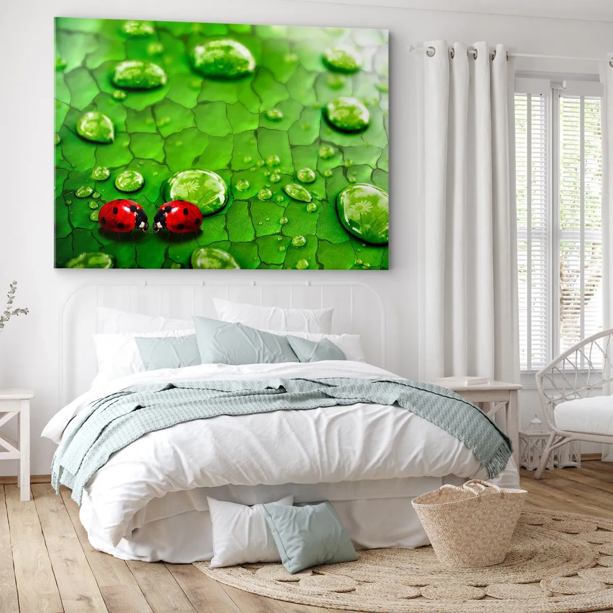 Tablou pe pânză Canvas - Două buburuze pe o frunză cu picături de apă în macrofotografie - 70x50cm - Întâlnire în verde - Decorațiune modernă pentru perete pentru living și dormitor ARTTOR