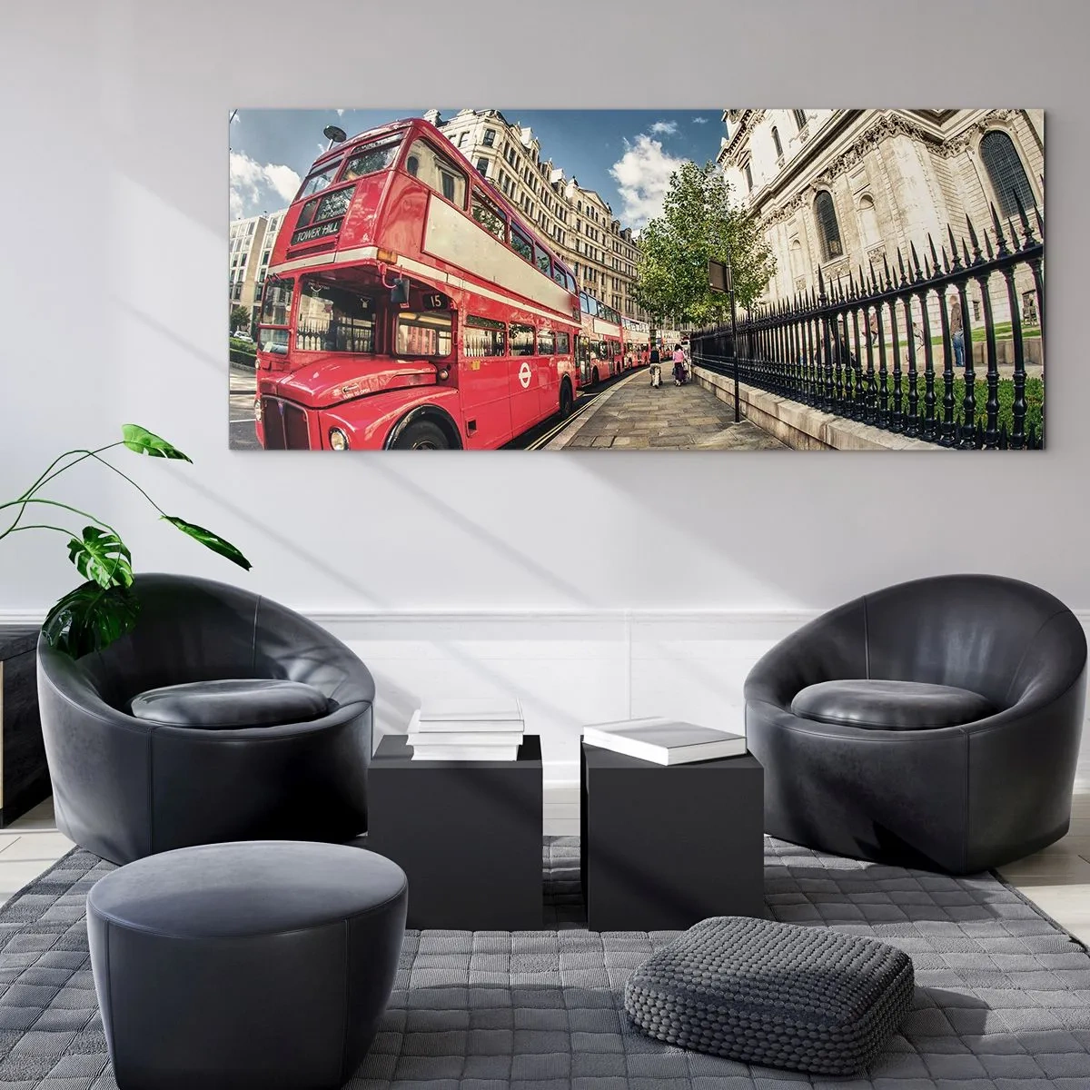 Tablou pe sticlă - Stradă din Londra în gri și roșu - 140x50 cm