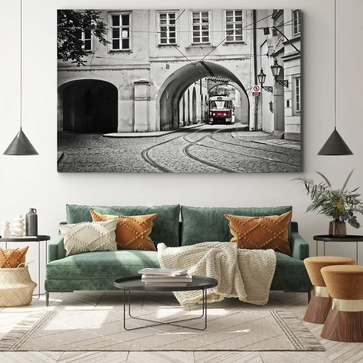 Tablou pe pânză Canvas - Un tramvai alb-negru pe o stradă istorică a orașului - 70x50cm - Printr-un labirint urban - Decorațiune modernă pentru perete pentru living și dormitor ARTTOR